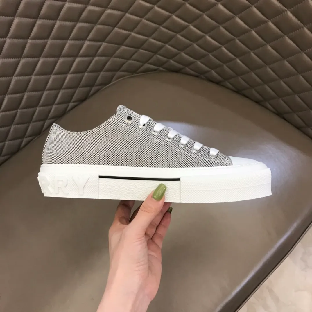 Men's Shoes 💰380 B's men's classic low-top sneakers are reinterpreted in Vintage checkered cotton material and decorated with a new brand logo. First-grain cowhide lining, embossed Burberry lettering logo on the heel, original outsole! 38-46